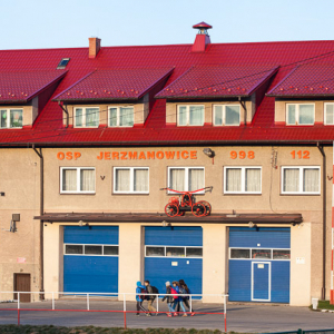 Jerzmanowice, dzieci idace do szkoly. EU, PL, Malopolska.